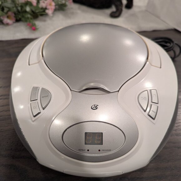 GPX BC111W Boombox CD Player AM/FM Radio AC/DC Dual Power Audio In Mp3 iPhones - Picture 3 of 9